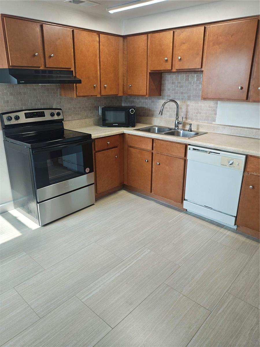 Listing photo id 0 for 11301 110th Terrace
