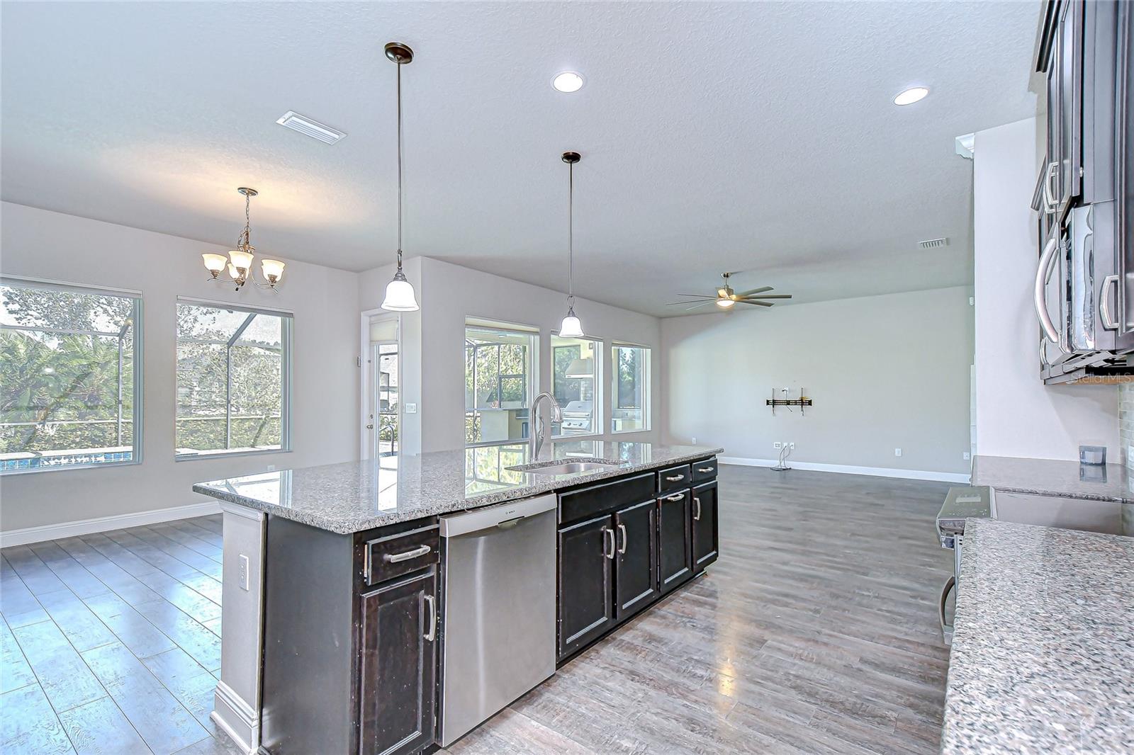 Listing photo id 10 for 1018 Tracey Ann Loop