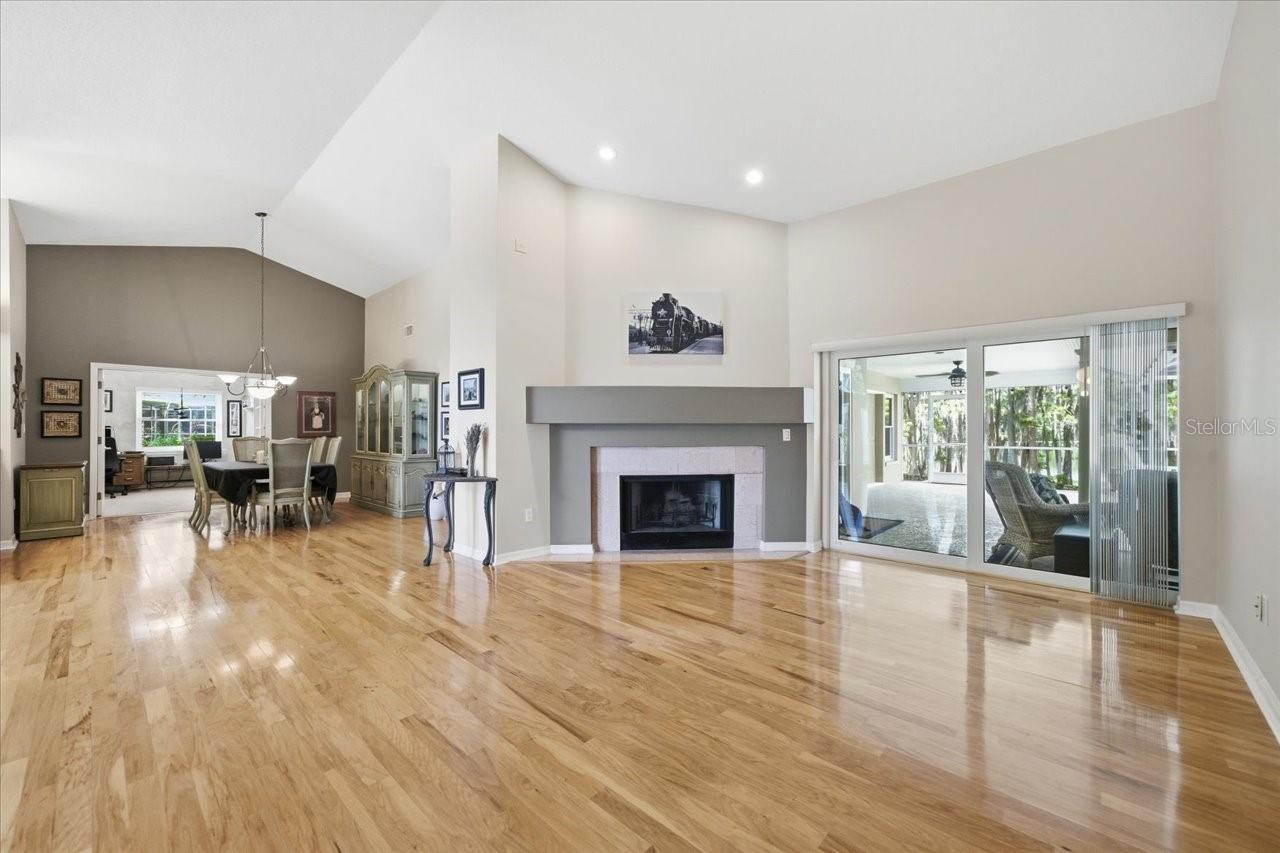 Image 10 of 61 For 302 Lake Kell Court