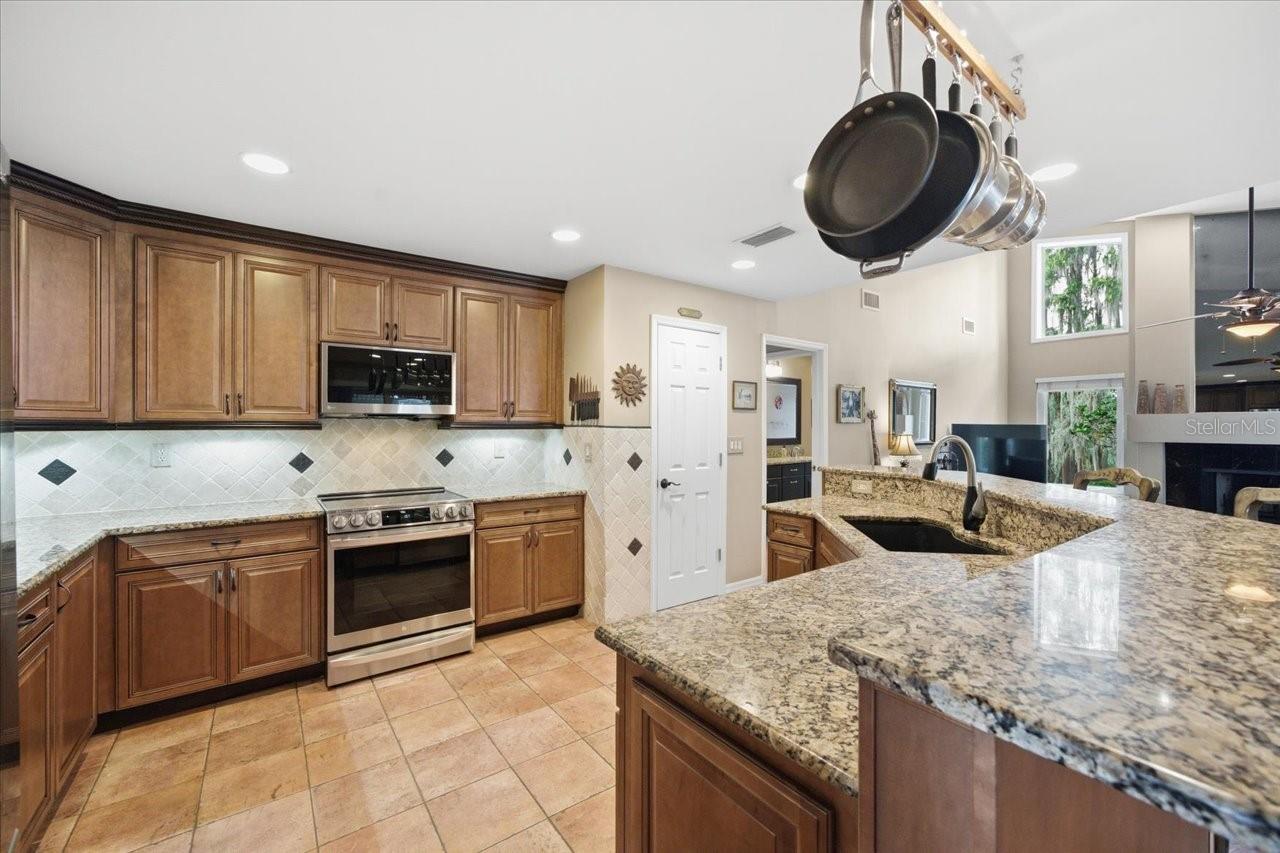 Image 18 of 61 For 302 Lake Kell Court