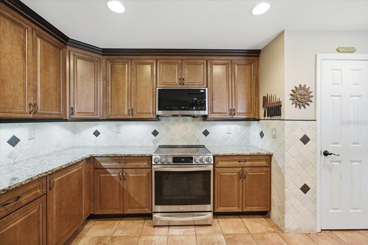 Image 19 of 61 For 302 Lake Kell Court