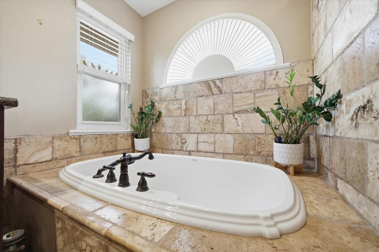 Image 36 of 61 For 302 Lake Kell Court