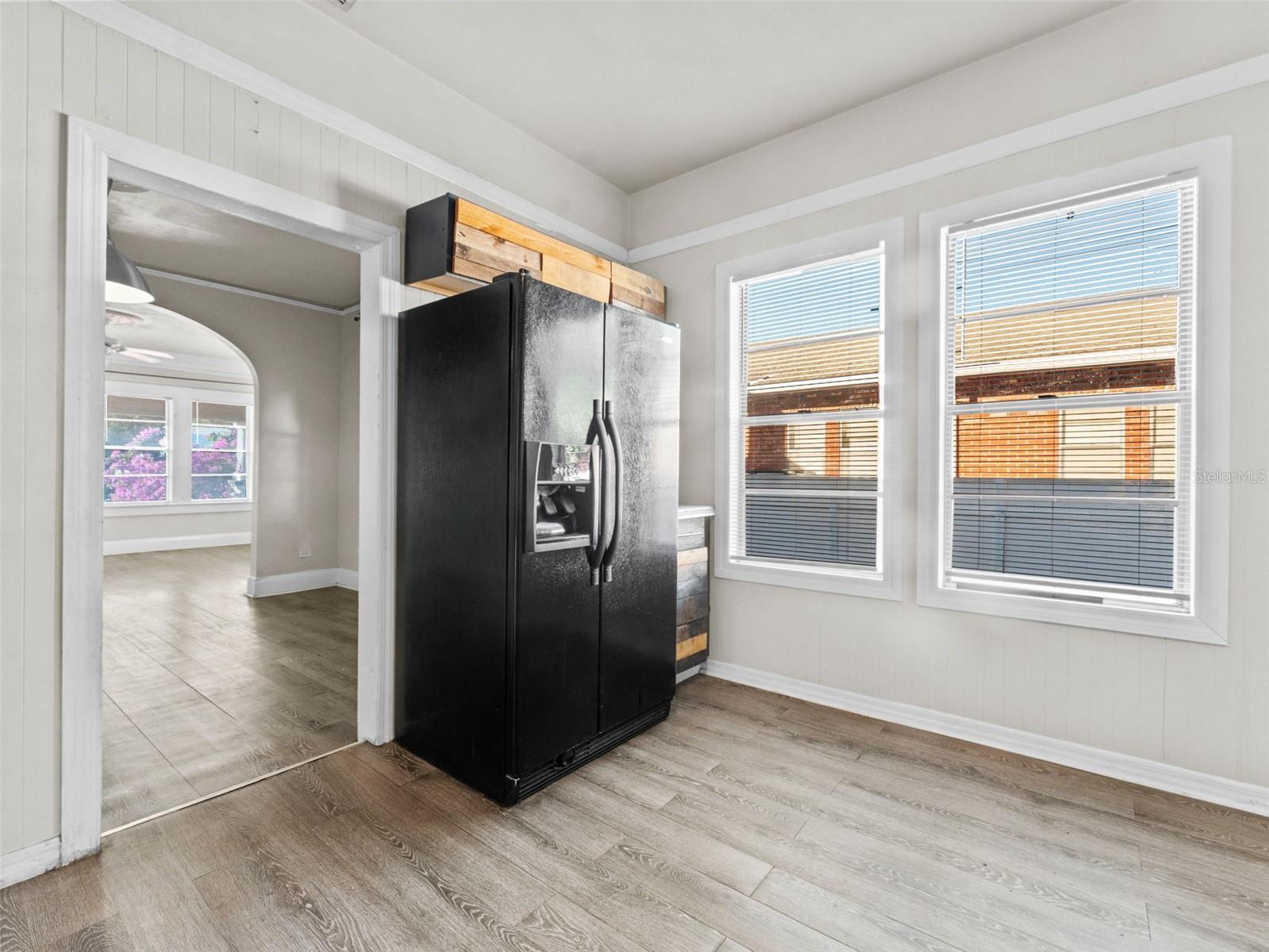 Listing photo id 8 for 2309 La Salle Street