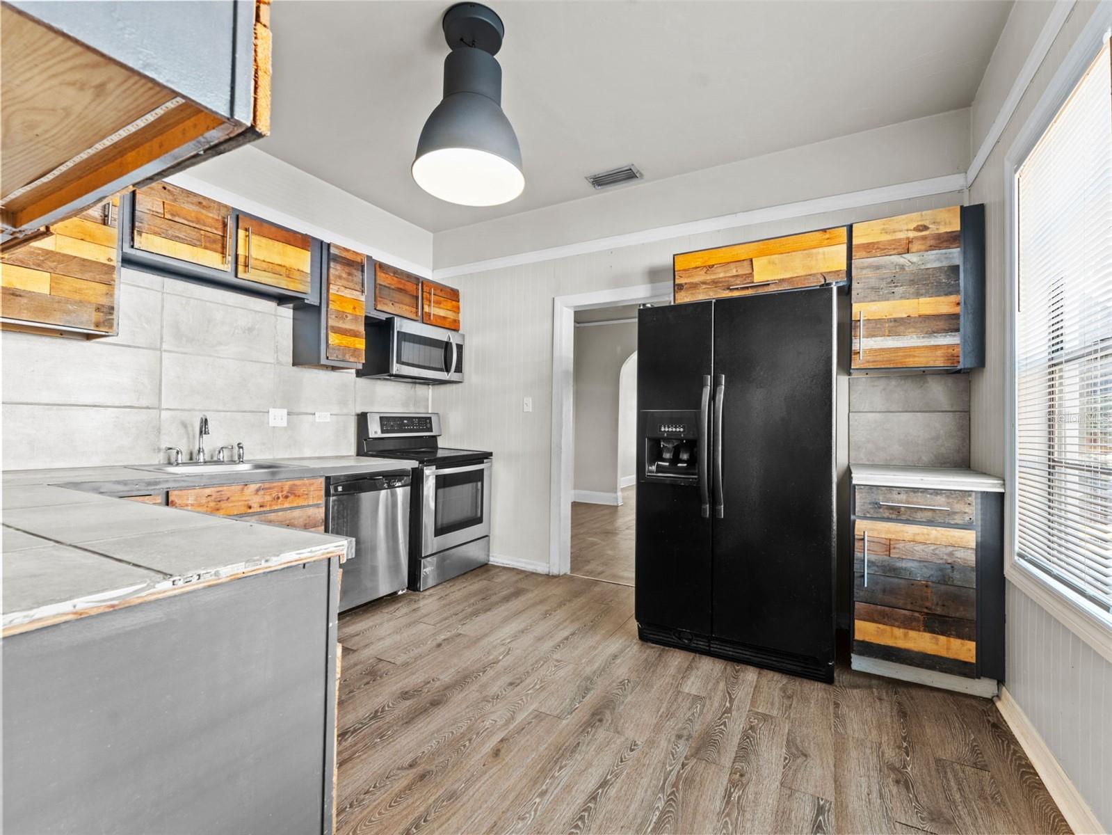 Listing photo id 9 for 2309 La Salle Street