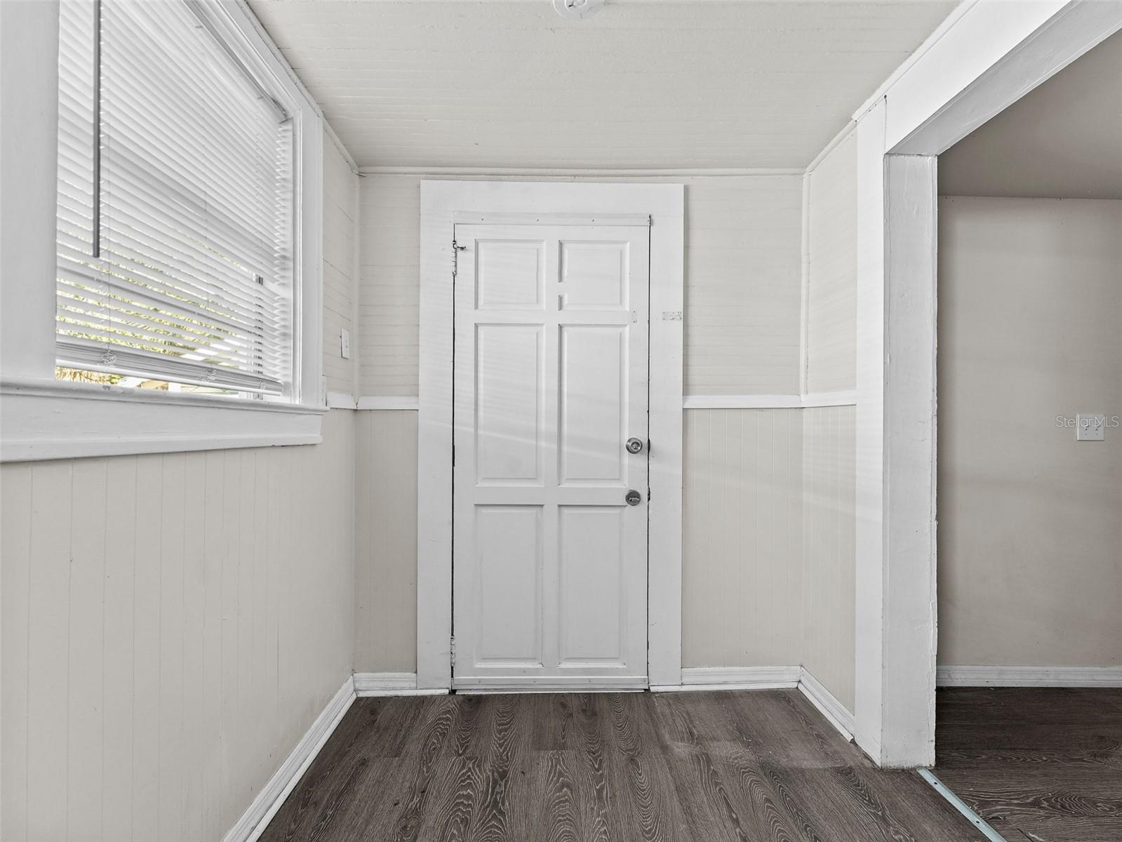 Listing photo id 10 for 2309 La Salle Street