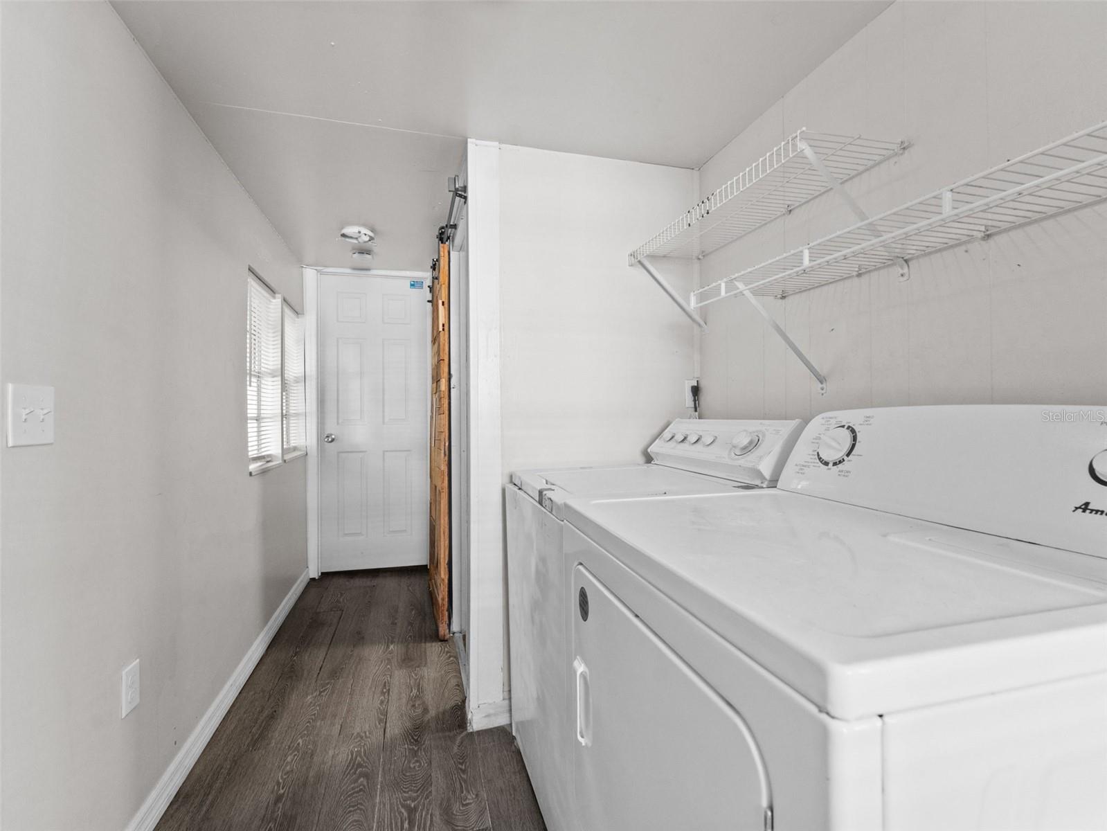 Listing photo id 11 for 2309 La Salle Street