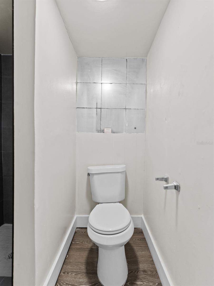 Listing photo id 12 for 2309 La Salle Street