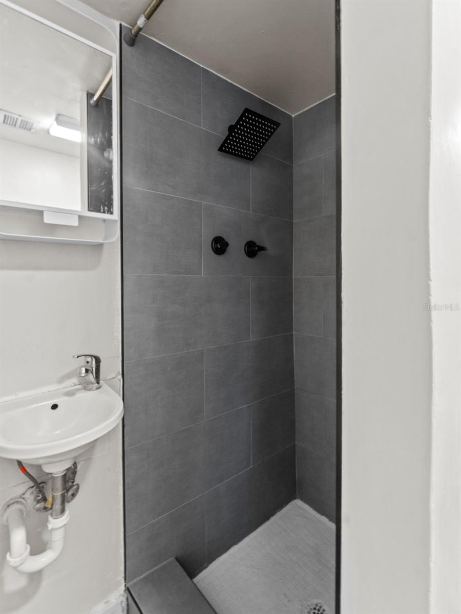 Listing photo id 13 for 2309 La Salle Street