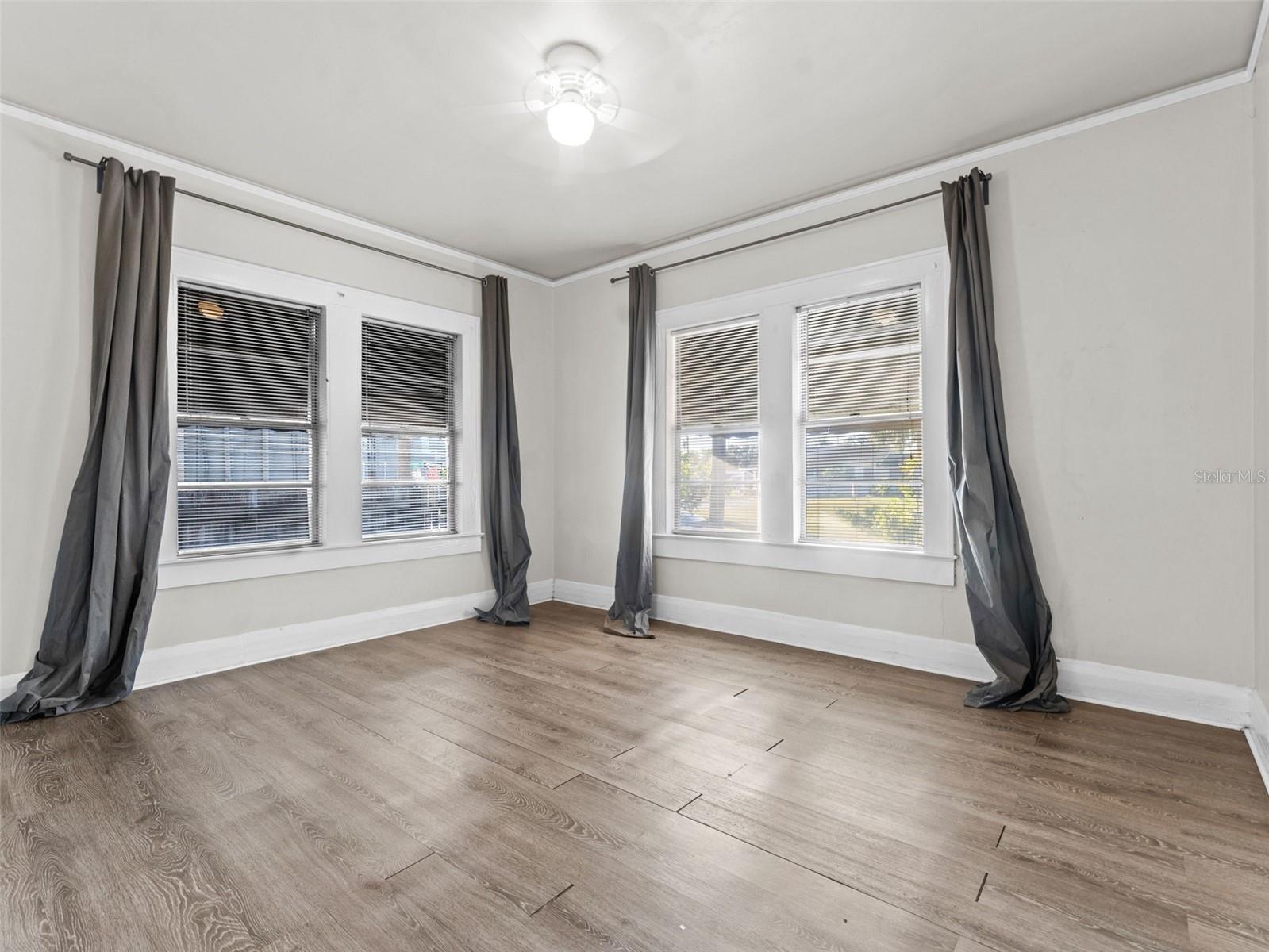 Listing photo id 14 for 2309 La Salle Street