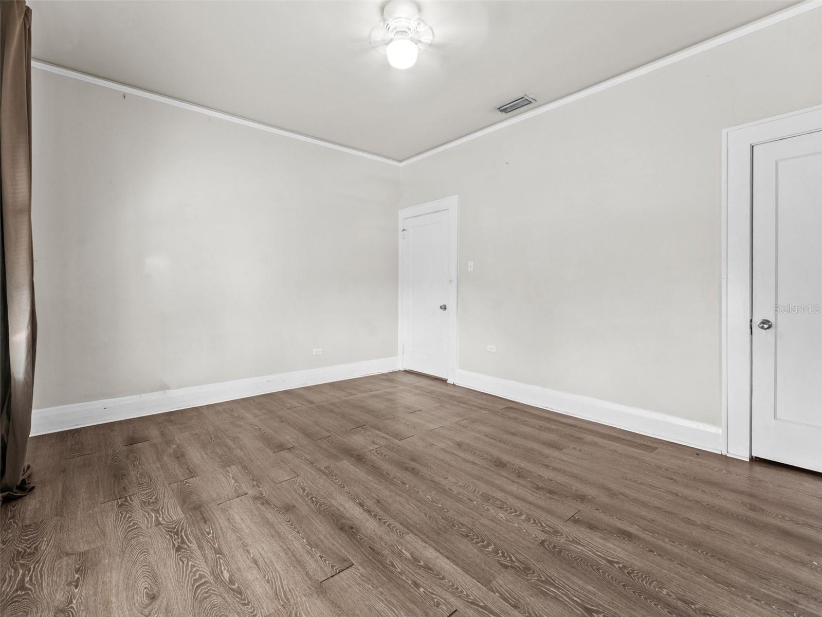 Listing photo id 15 for 2309 La Salle Street