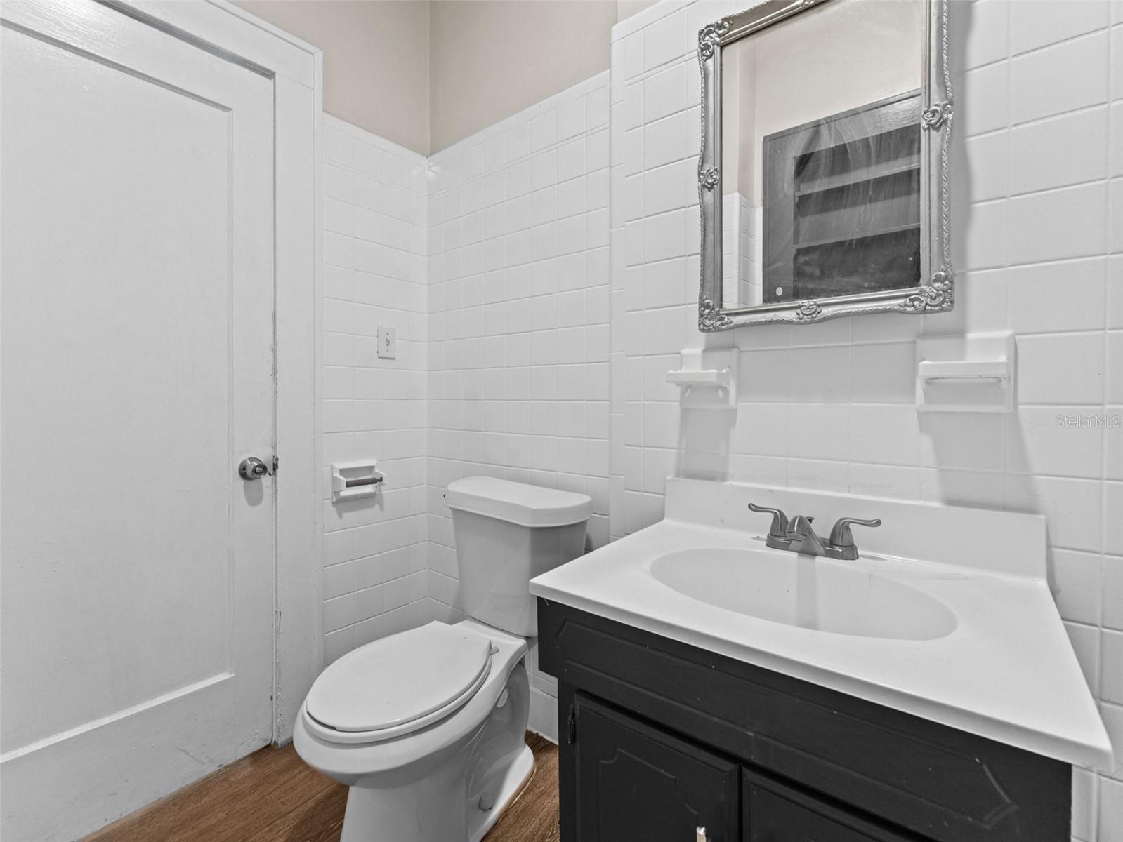 Listing photo id 17 for 2309 La Salle Street