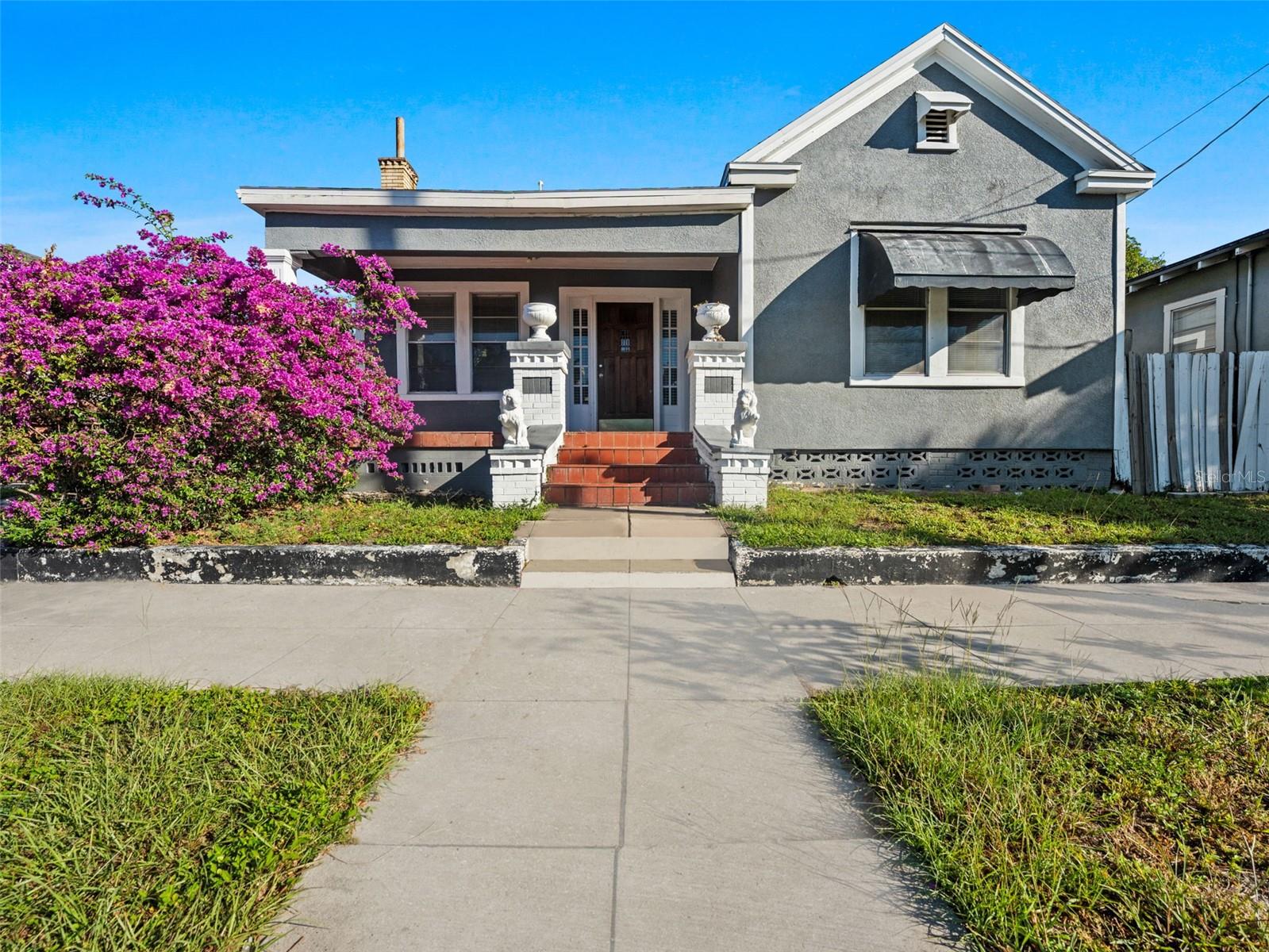 Listing photo id 0 for 2309 La Salle Street