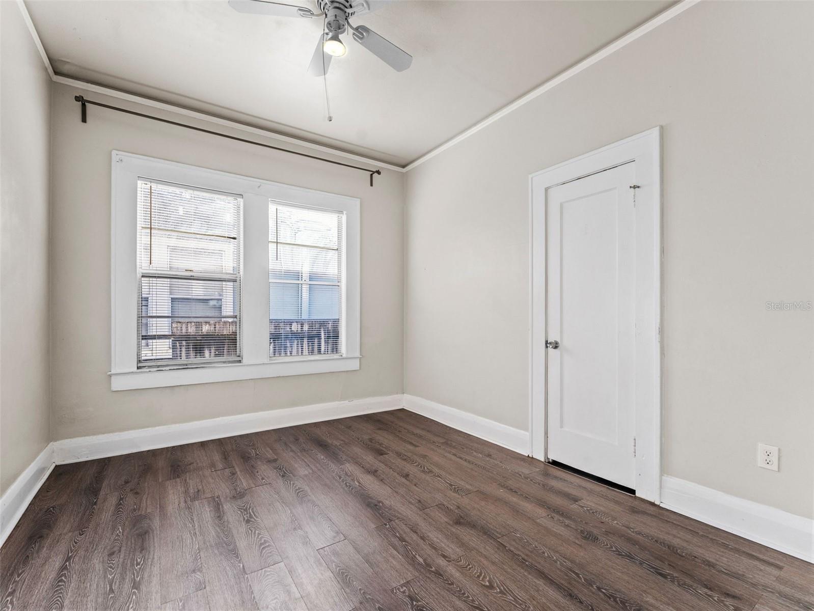 Listing photo id 18 for 2309 La Salle Street