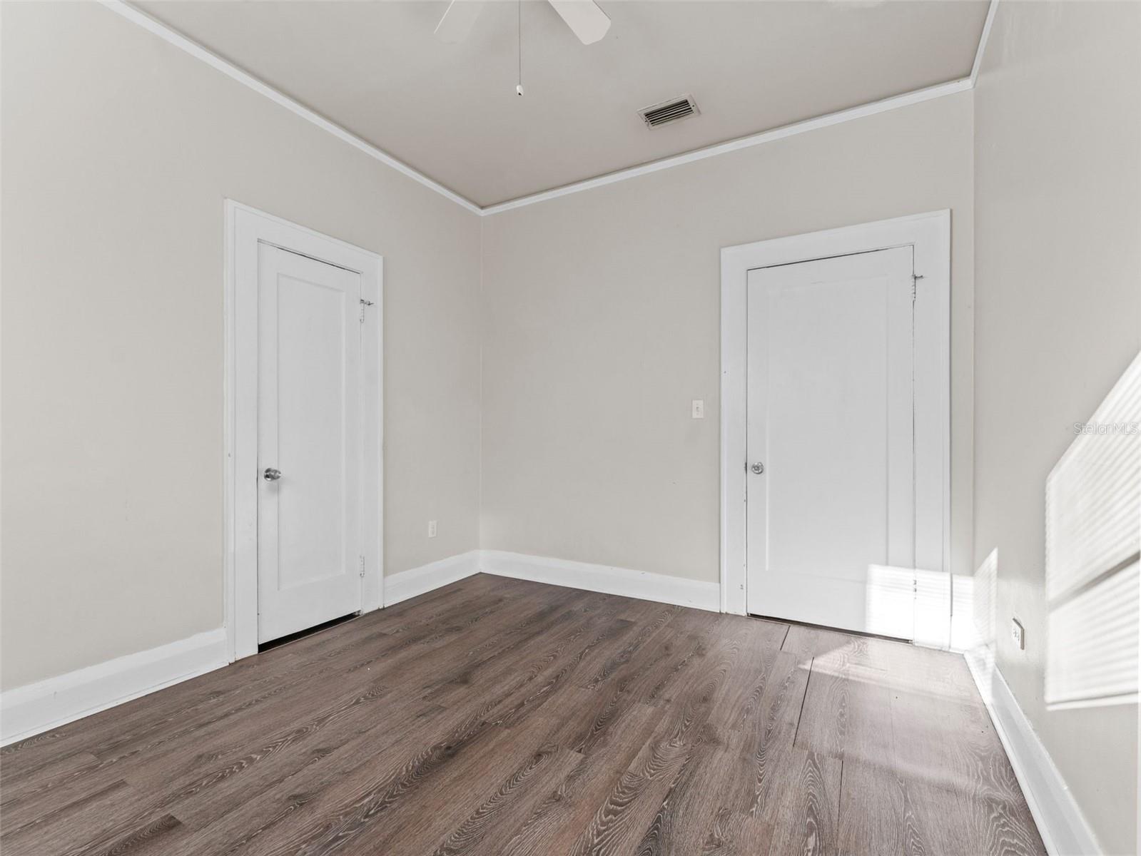 Listing photo id 19 for 2309 La Salle Street