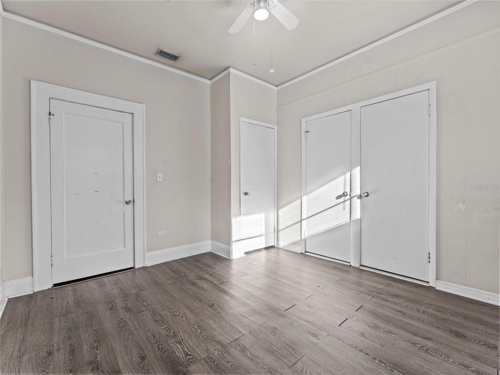 Listing photo id 21 for 2309 La Salle Street