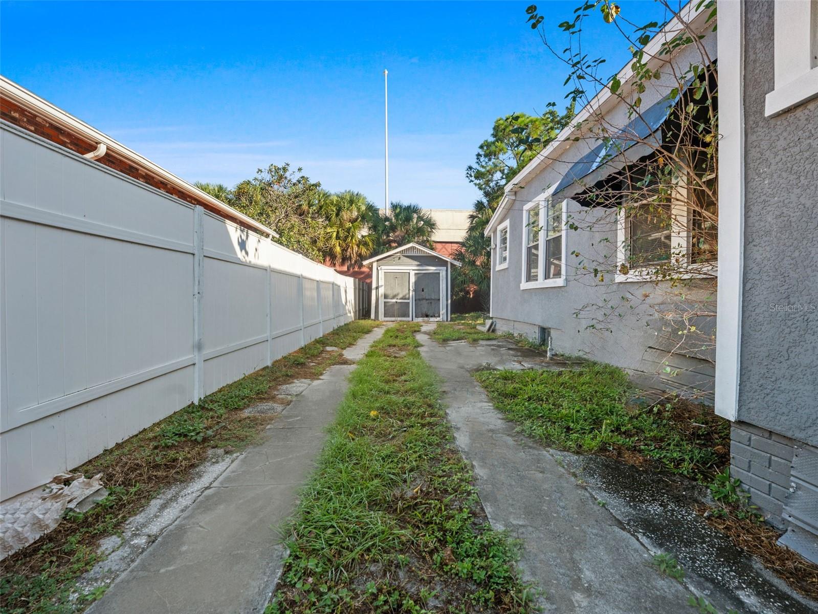 Listing photo id 22 for 2309 La Salle Street