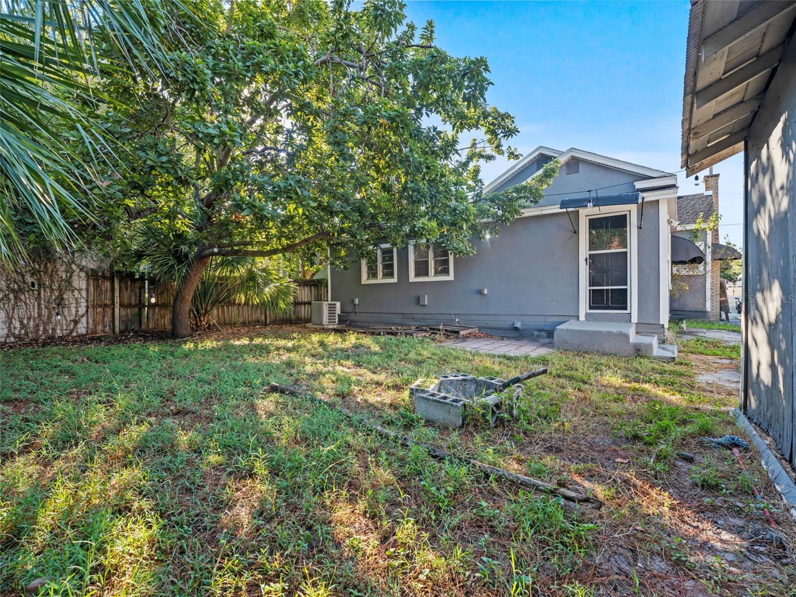 Listing photo id 24 for 2309 La Salle Street