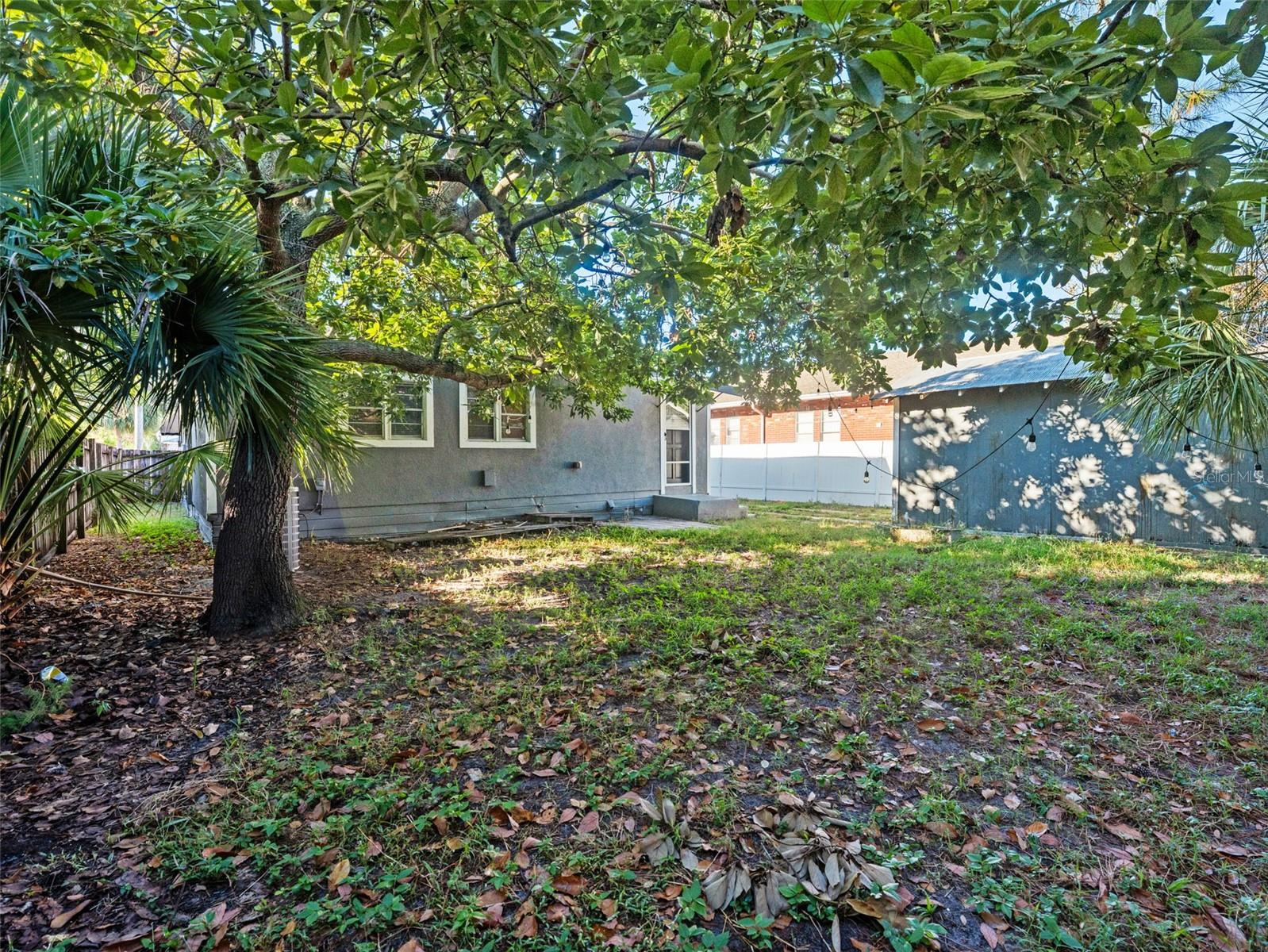 Listing photo id 25 for 2309 La Salle Street