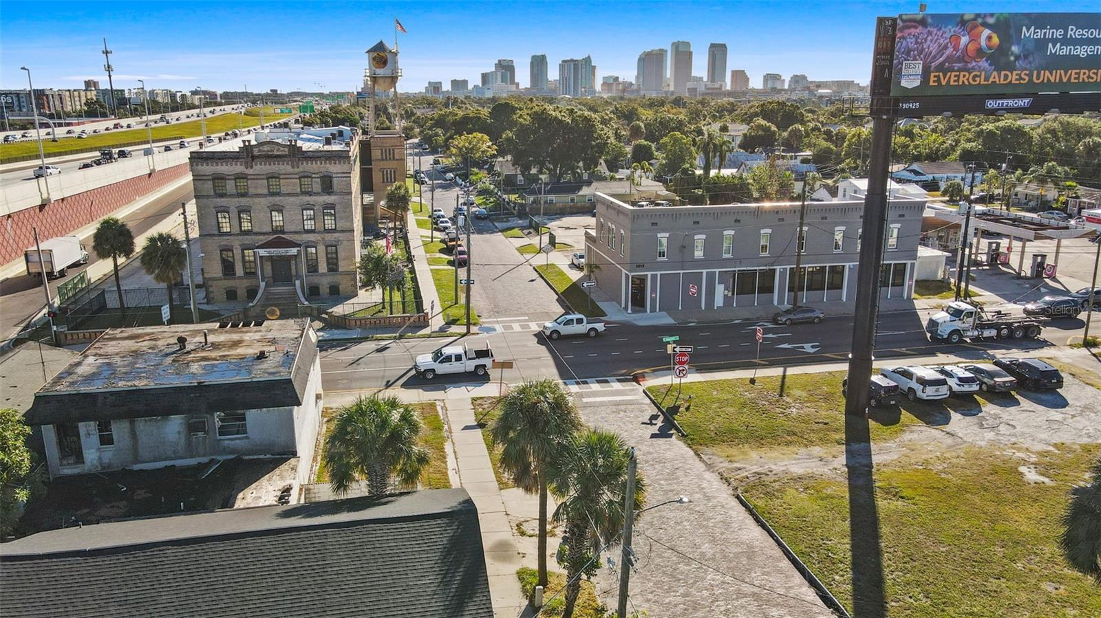 Listing photo id 27 for 2309 La Salle Street