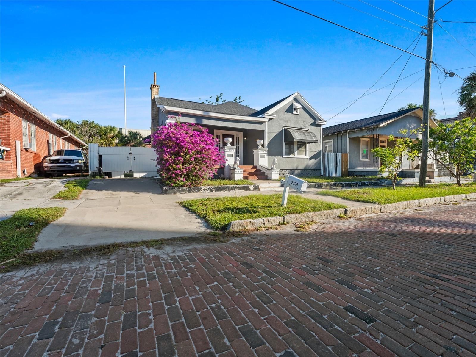 Listing photo id 1 for 2309 La Salle Street