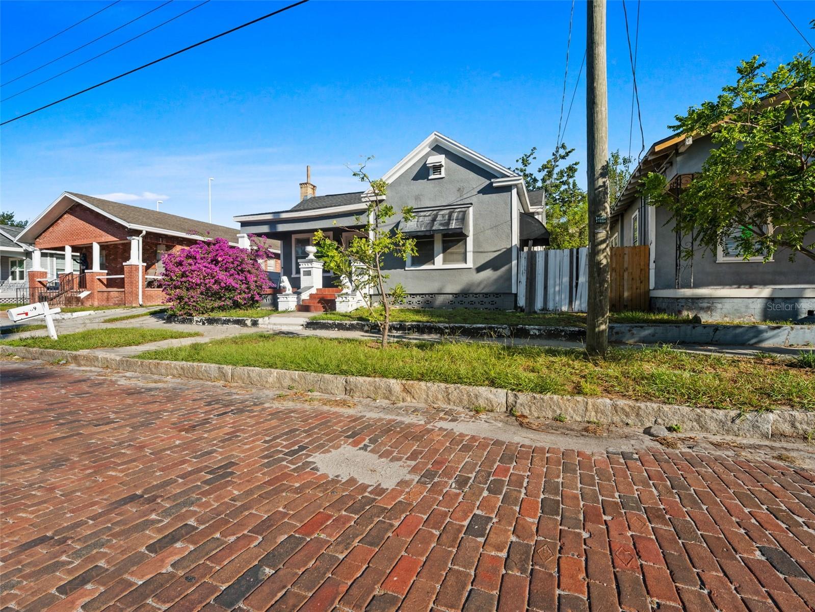 Listing photo id 2 for 2309 La Salle Street