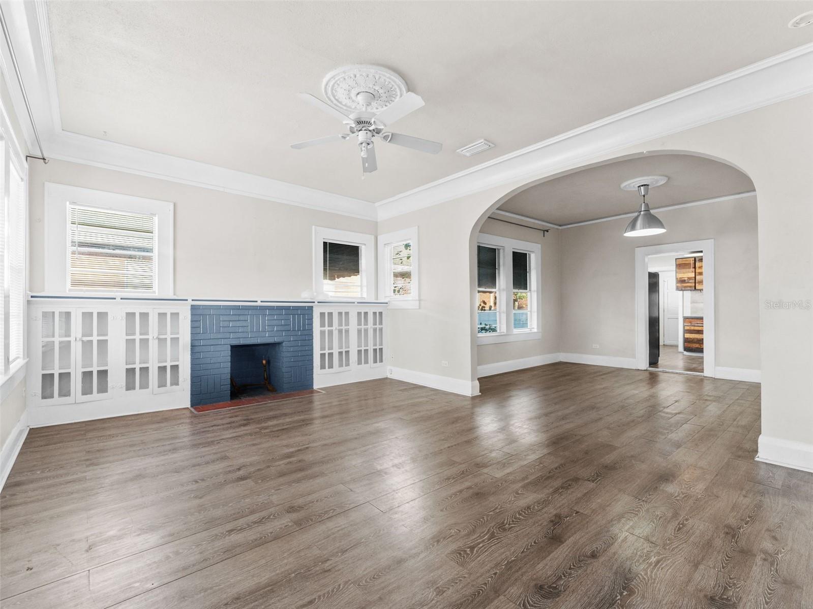 Listing photo id 3 for 2309 La Salle Street