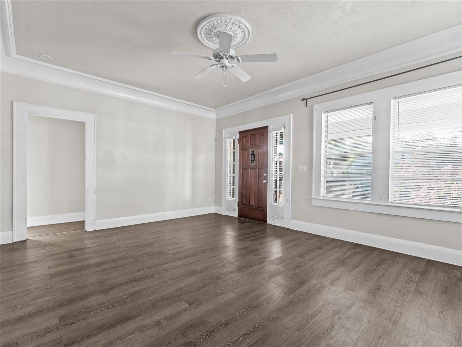 Listing photo id 4 for 2309 La Salle Street