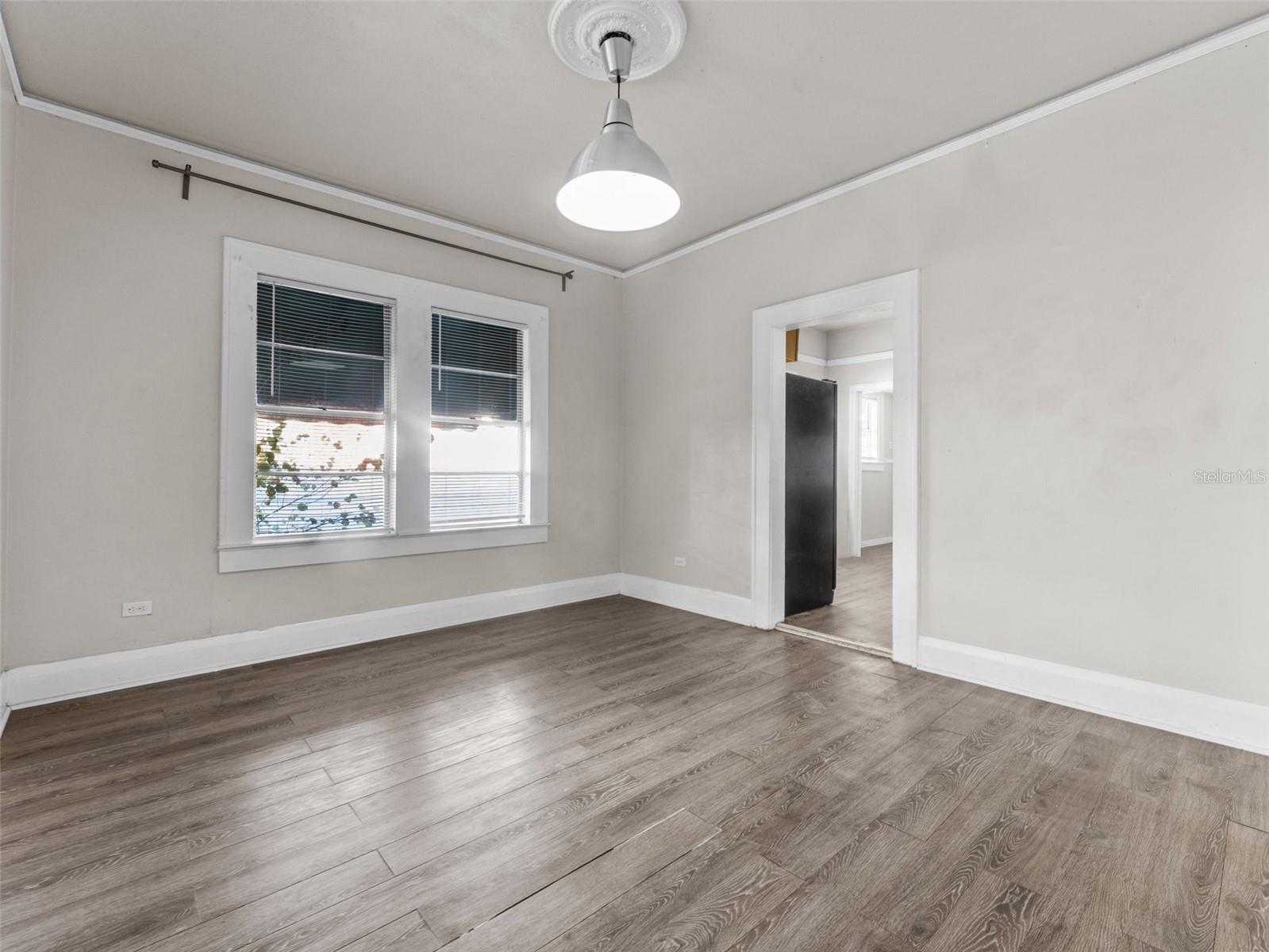 Listing photo id 5 for 2309 La Salle Street