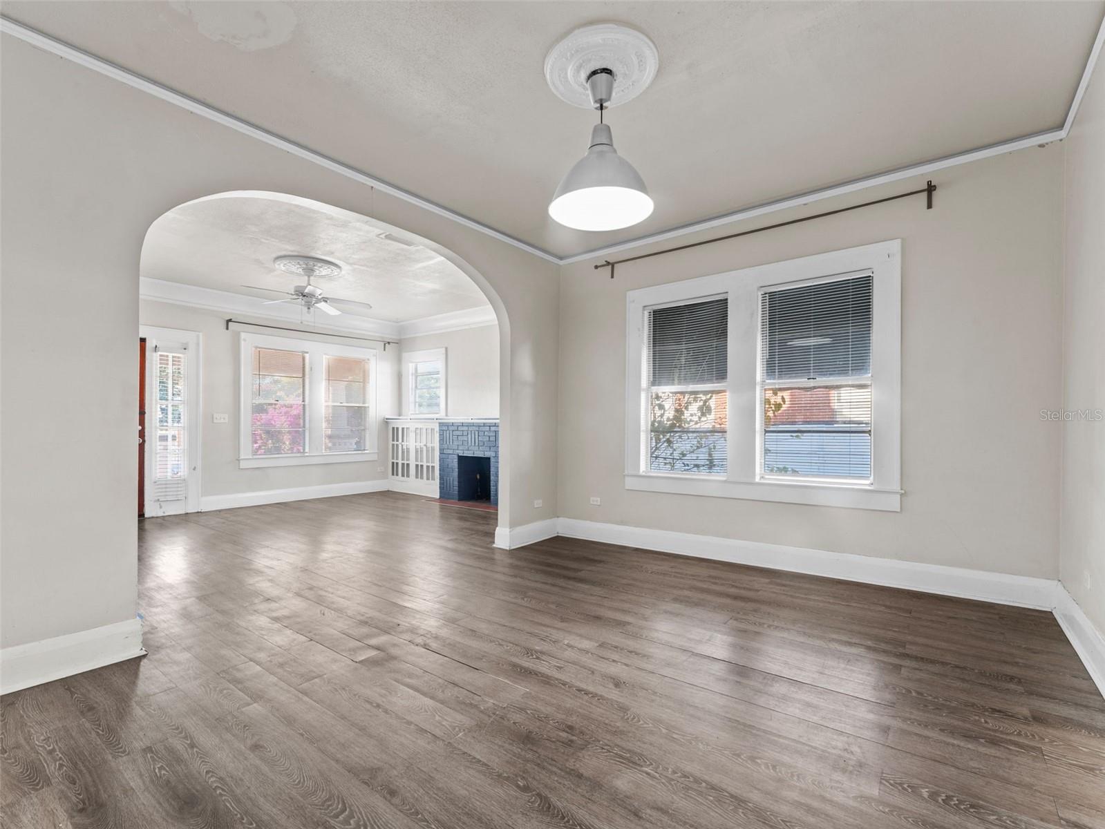 Listing photo id 6 for 2309 La Salle Street