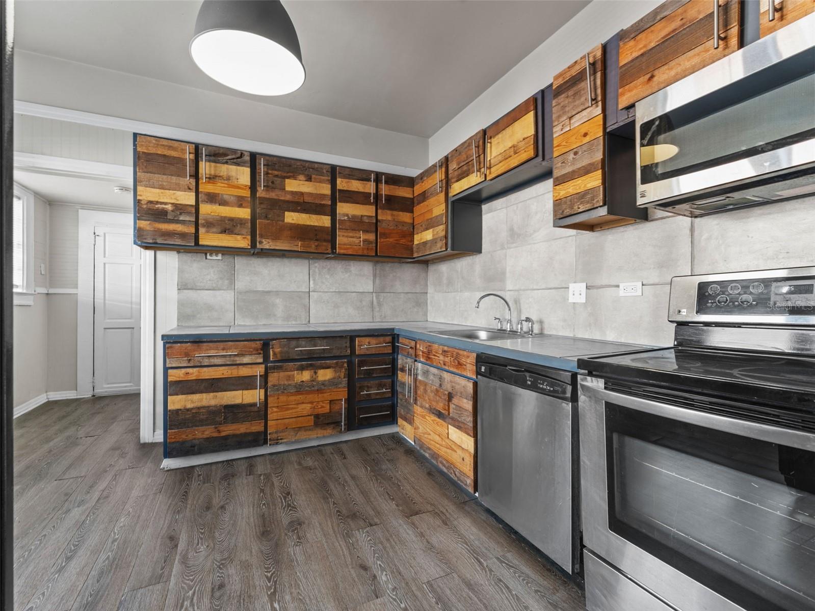 Listing photo id 7 for 2309 La Salle Street