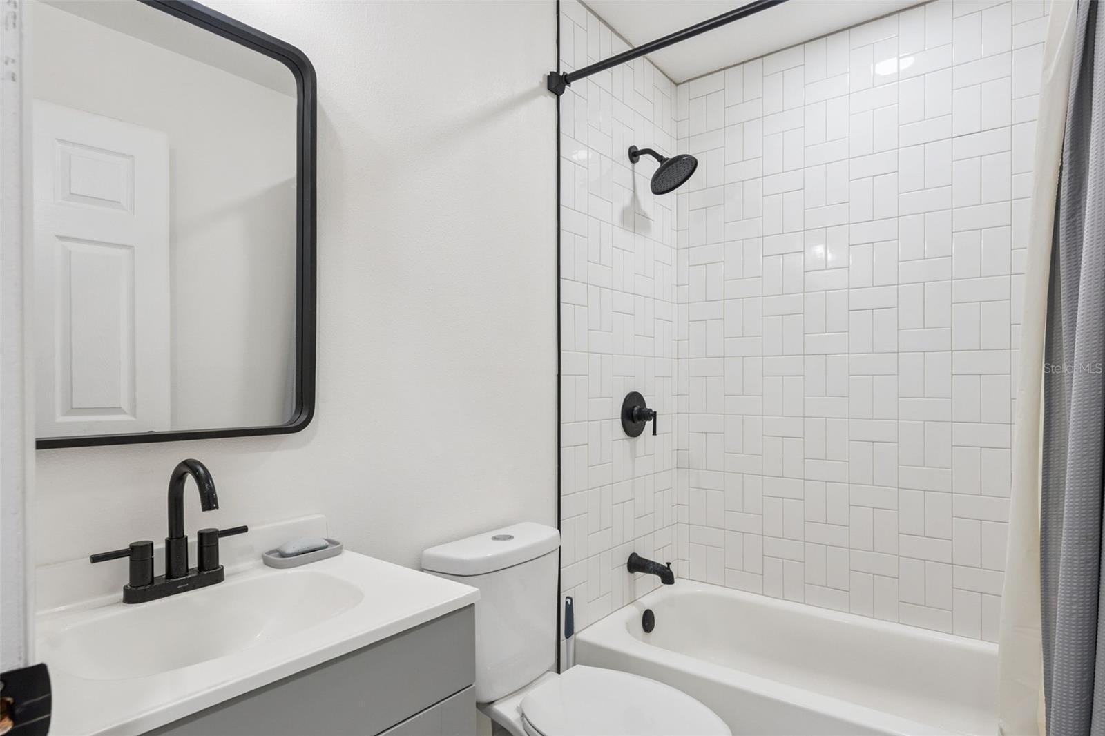Image 16 of 25 For 13927 Countryplace Drive