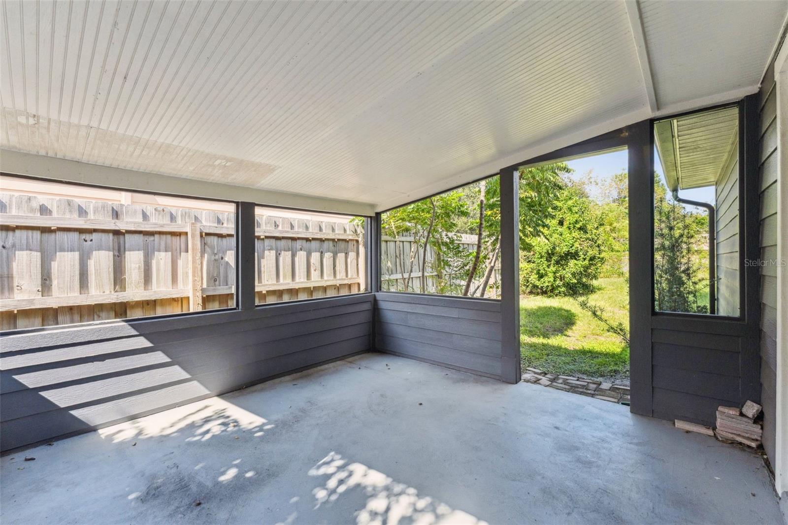 Image 18 of 25 For 13927 Countryplace Drive
