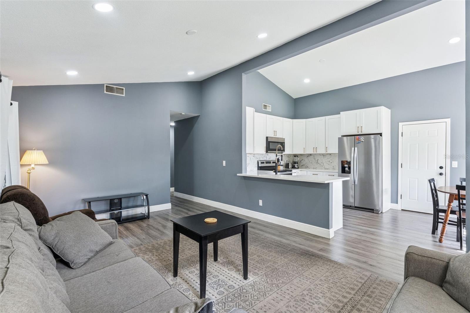Image 8 of 25 For 13927 Countryplace Drive