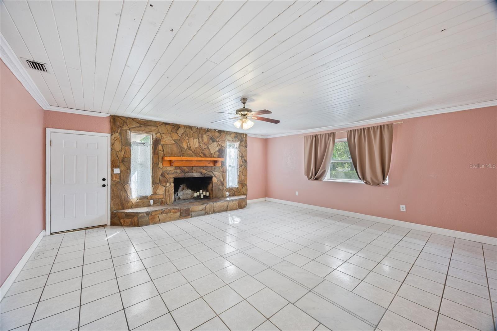 Listing photo id 10 for 10303 Myrtle Street