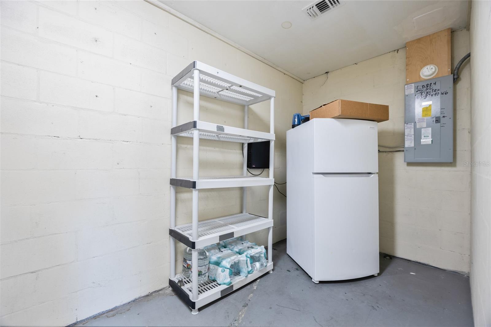 Listing photo id 21 for 10303 Myrtle Street