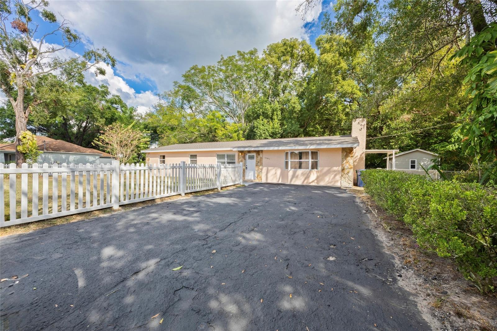 Listing photo id 2 for 10303 Myrtle Street