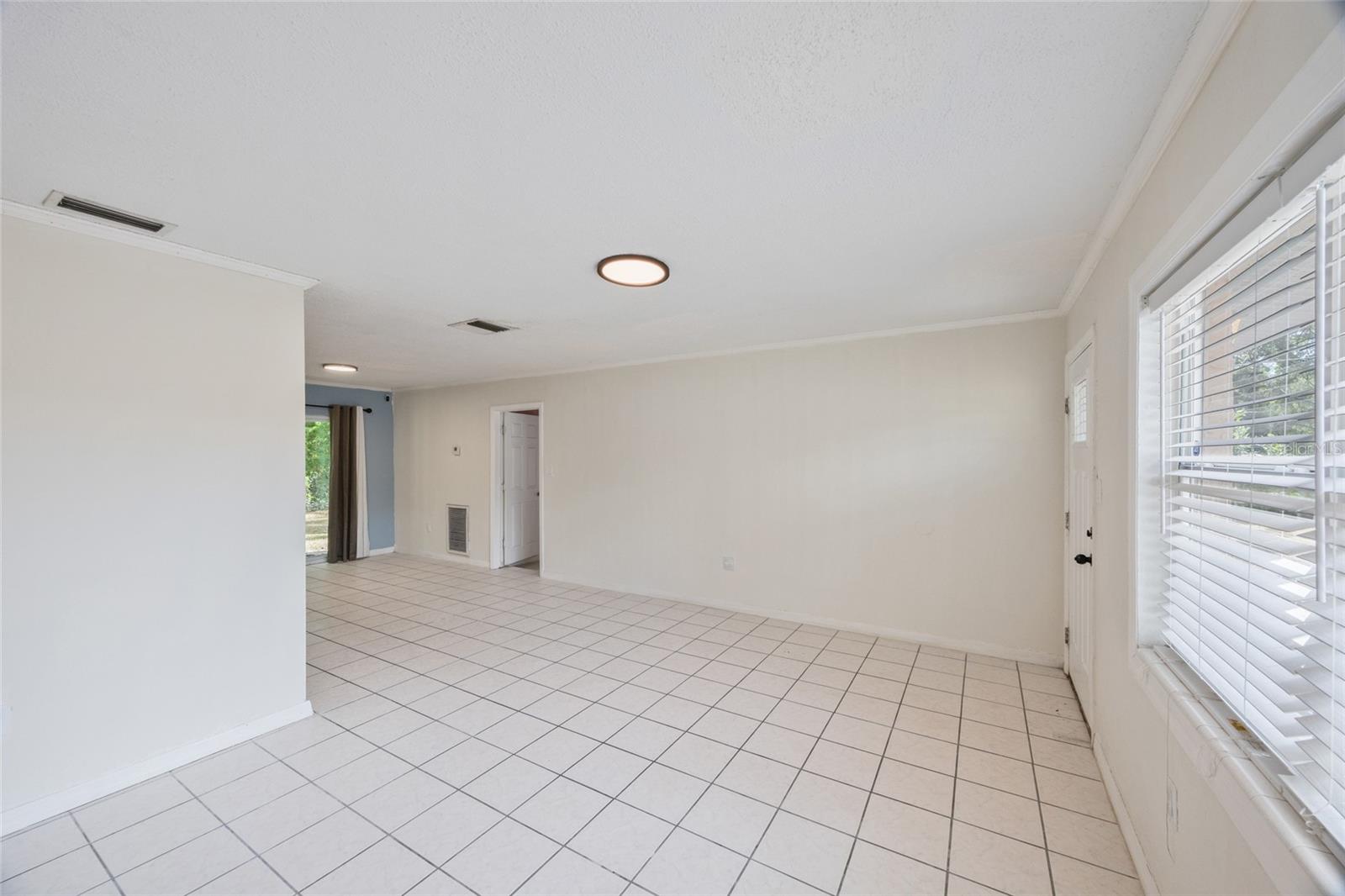 Listing photo id 5 for 10303 Myrtle Street