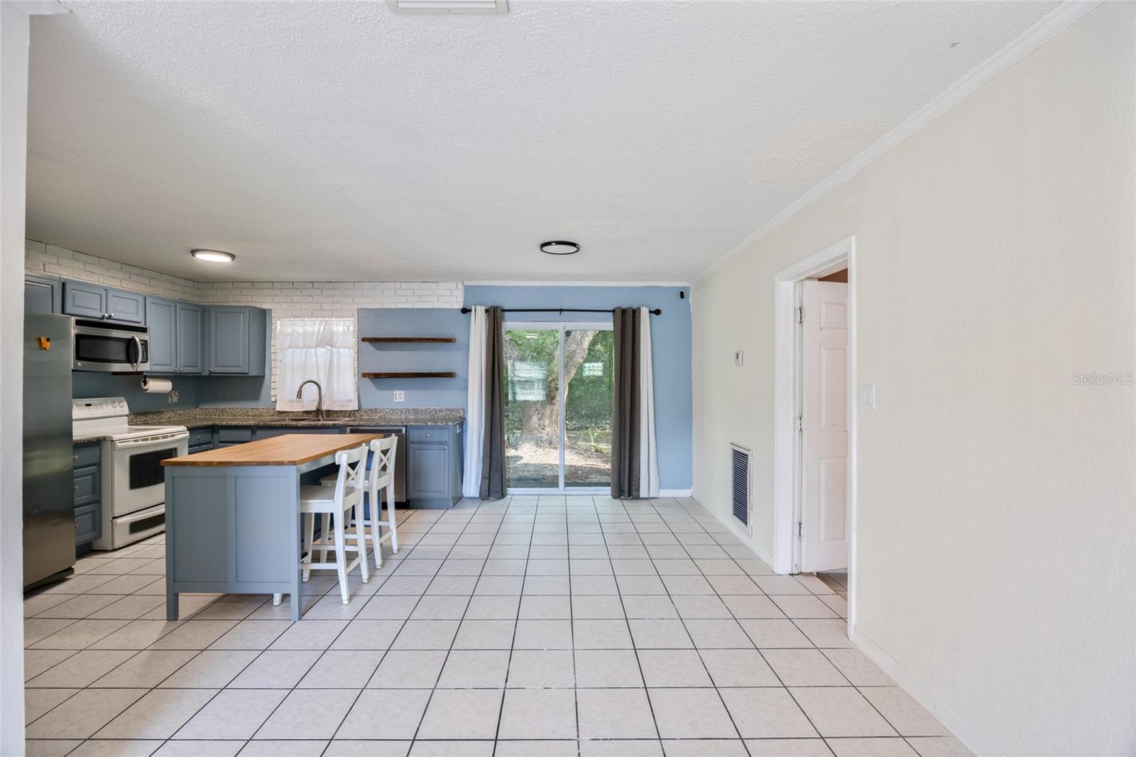 Listing photo id 6 for 10303 Myrtle Street