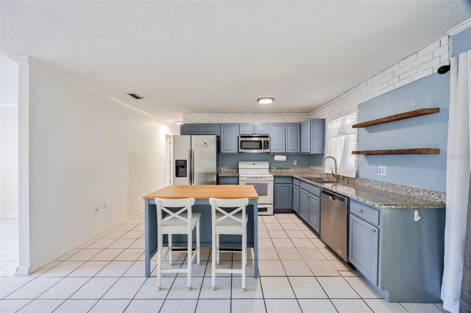 Listing photo id 7 for 10303 Myrtle Street