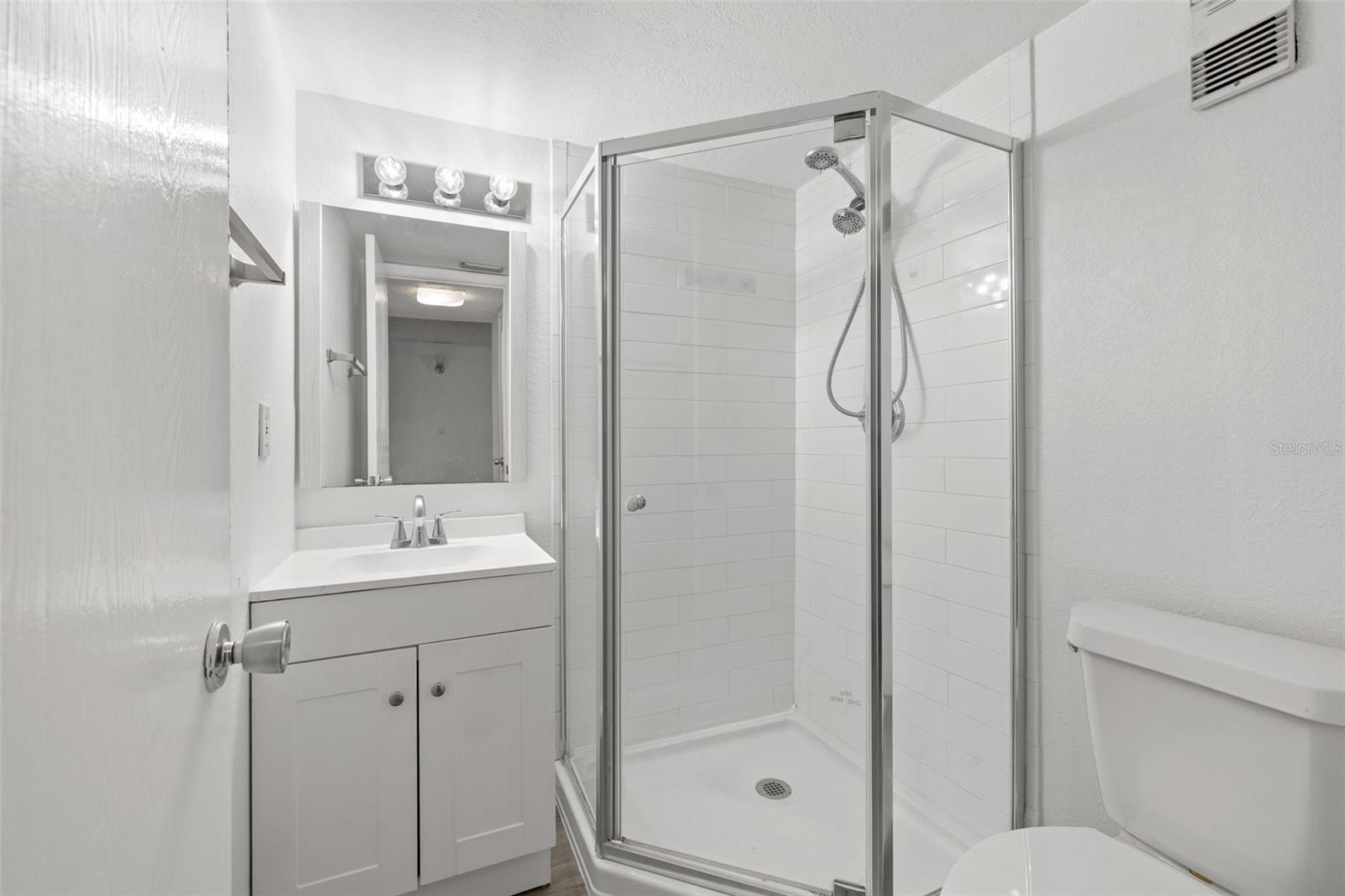 Image 19 of 26 For 1524 Lakeview Road 305