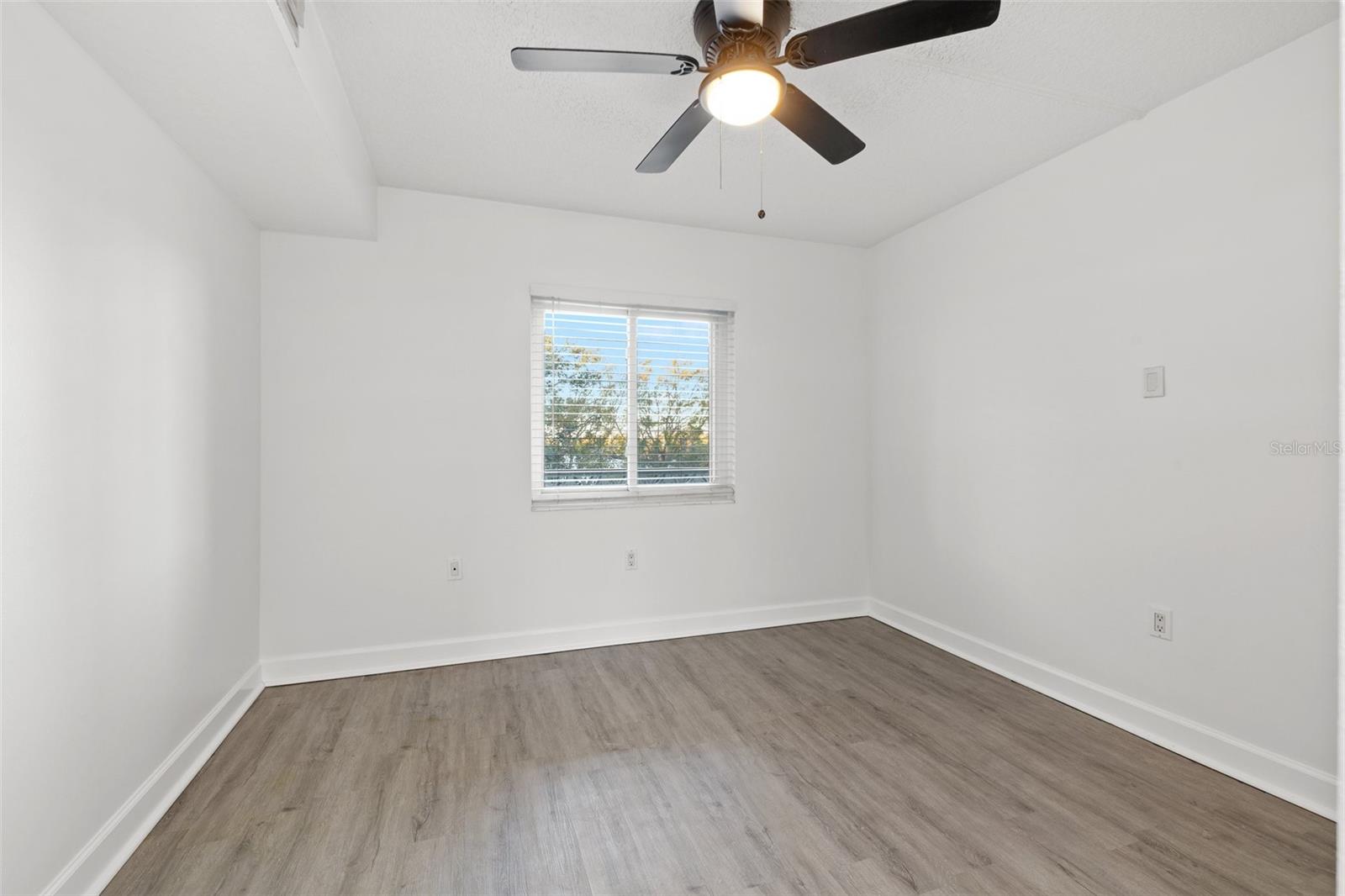Image 20 of 26 For 1524 Lakeview Road 305