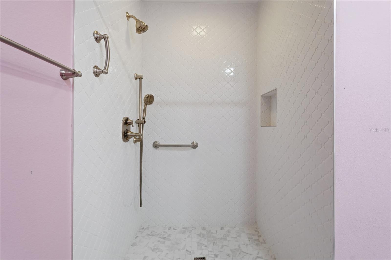 Listing photo id 9 for 106 Hunter Court