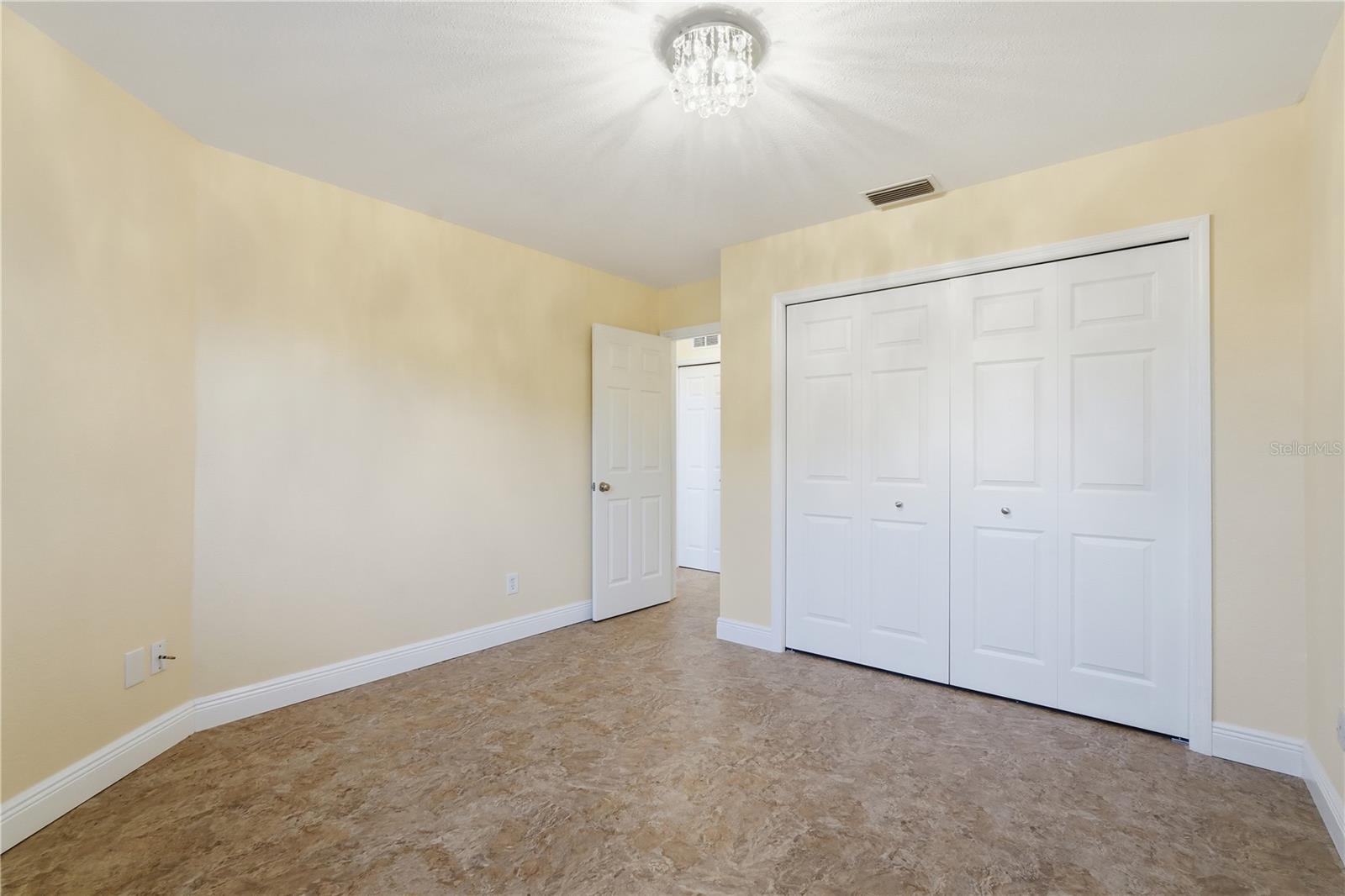 Listing photo id 10 for 106 Hunter Court
