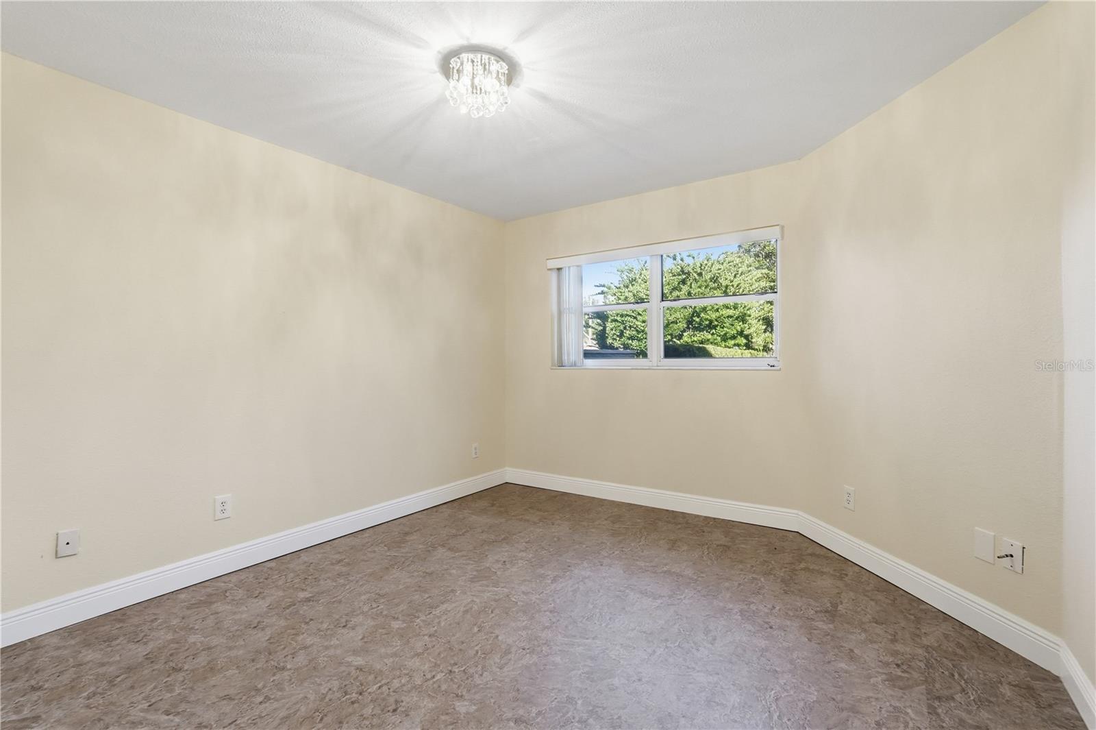 Listing photo id 11 for 106 Hunter Court