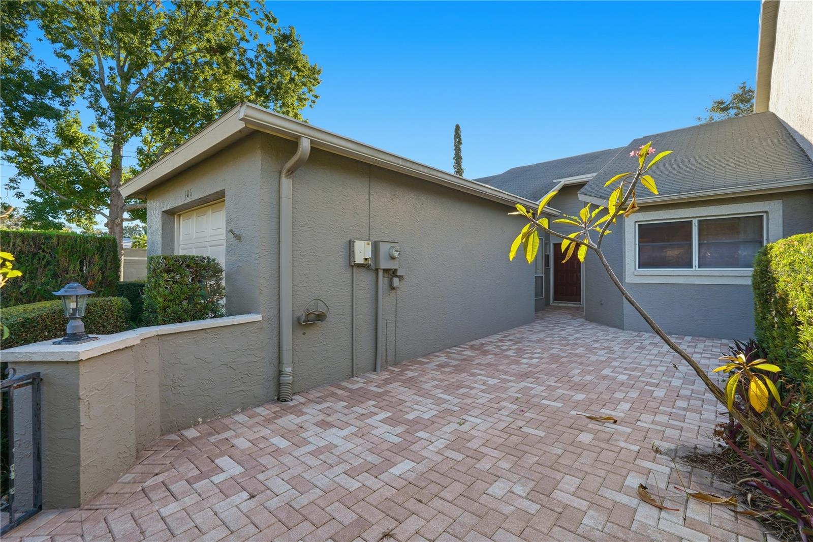 Listing photo id 0 for 106 Hunter Court