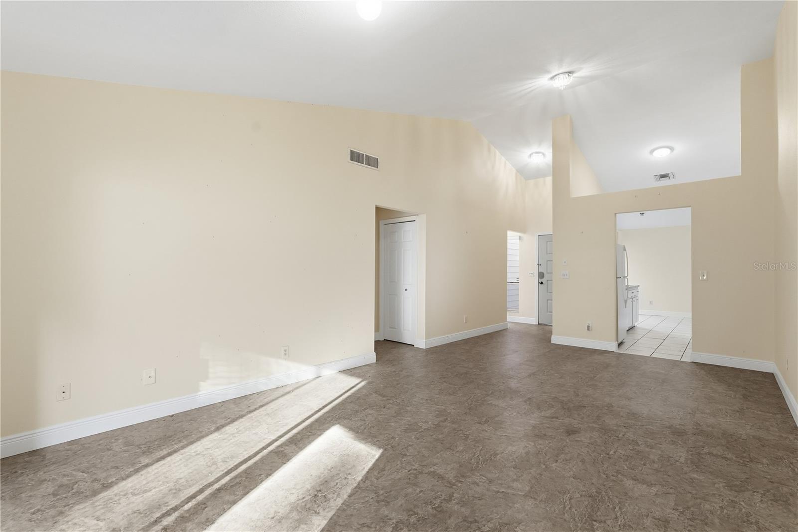 Listing photo id 2 for 106 Hunter Court