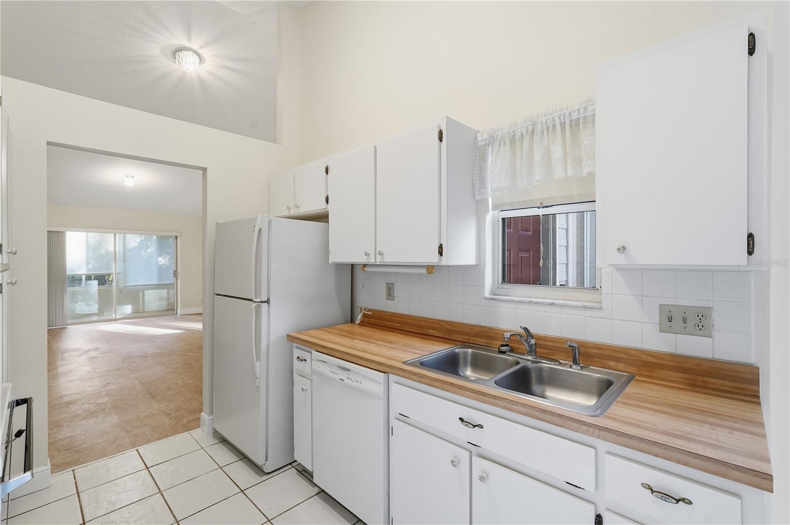 Listing photo id 3 for 106 Hunter Court