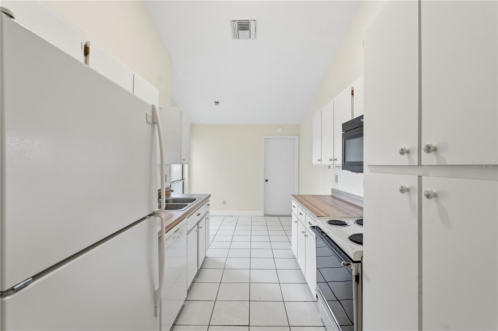 Listing photo id 4 for 106 Hunter Court