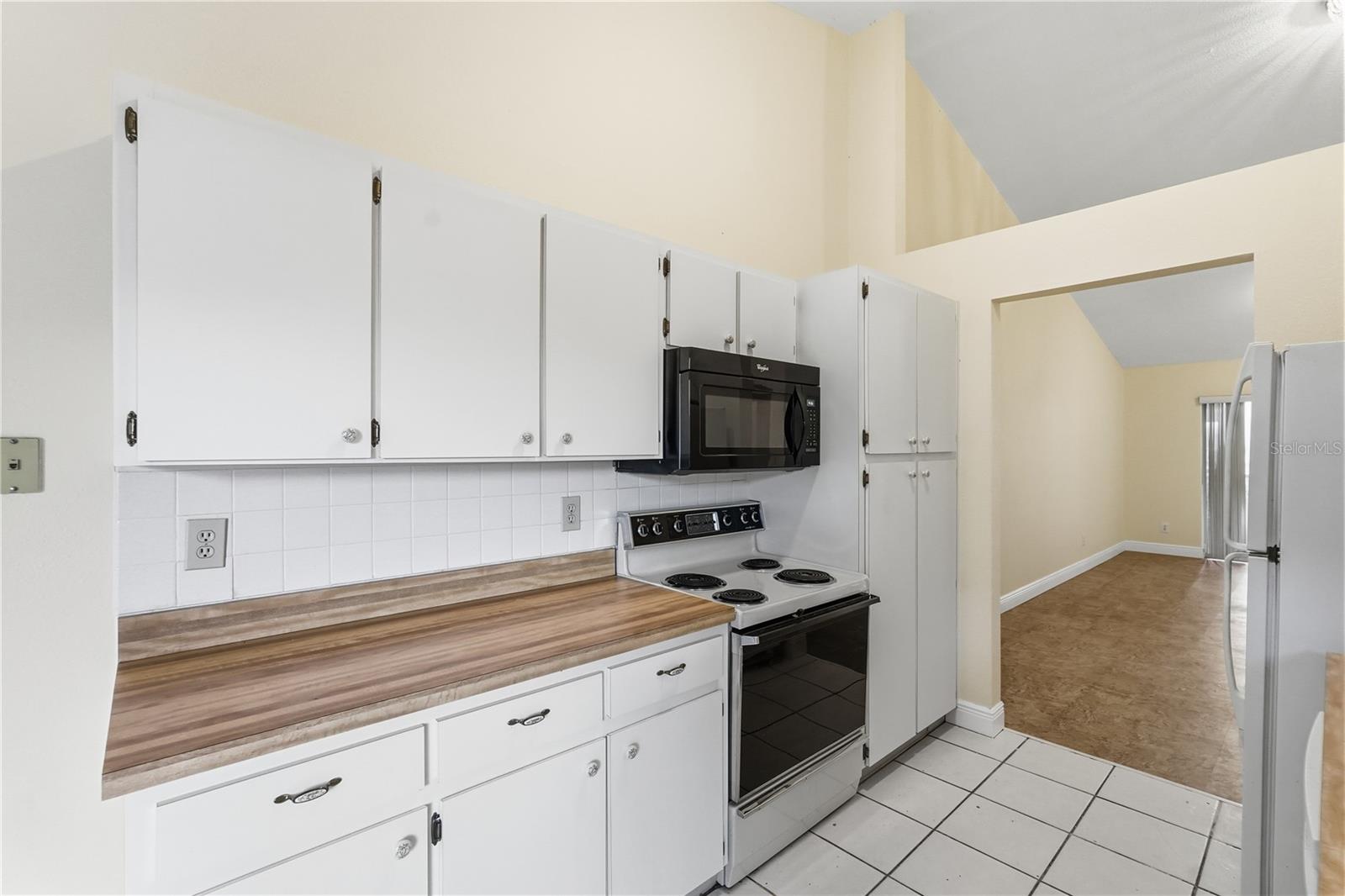 Listing photo id 5 for 106 Hunter Court