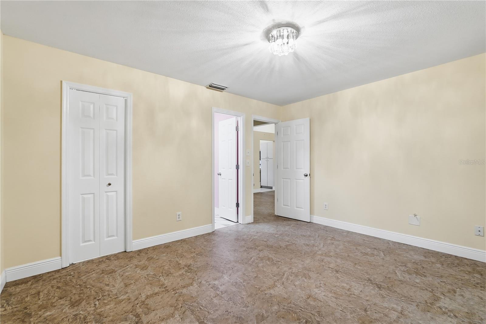 Listing photo id 6 for 106 Hunter Court